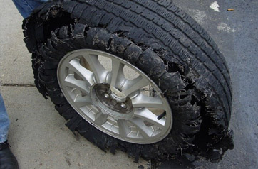 neumático en mal estado-7 claves a tener en cuenta para mantener las condiciones de seguridad